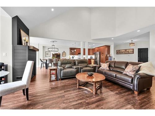 9-60 Dufferin Avenue, Brantford, ON - Indoor Photo Showing Living Room