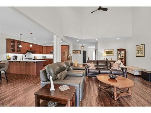 9-60 Dufferin Avenue, Brantford, ON - Indoor Photo Showing Living Room