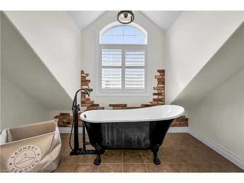 9-60 Dufferin Avenue, Brantford, ON - Indoor Photo Showing Bathroom