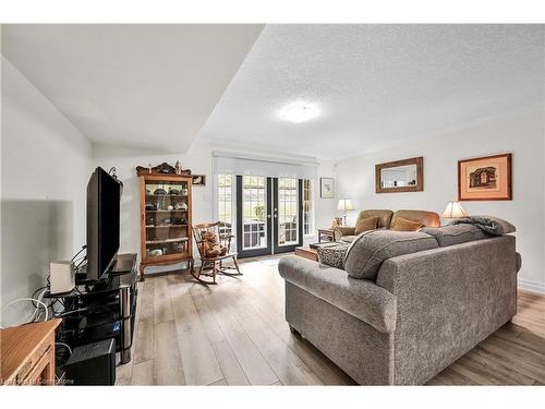 9-60 Dufferin Avenue, Brantford, ON - Indoor Photo Showing Living Room