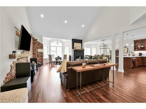 9-60 Dufferin Avenue, Brantford, ON - Indoor Photo Showing Living Room