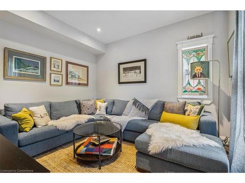 109 Ontario Avenue, Hamilton, ON - Indoor Photo Showing Living Room