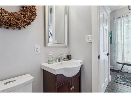 109 Ontario Avenue, Hamilton, ON - Indoor Photo Showing Bathroom