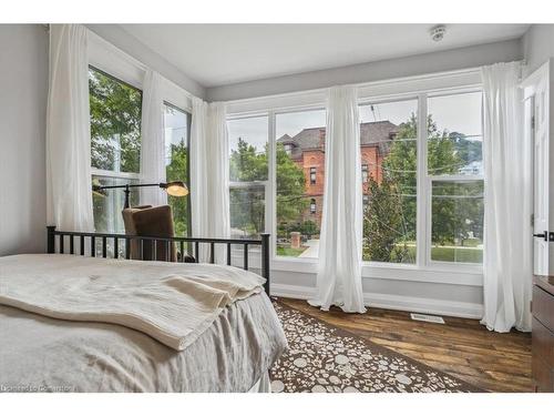 109 Ontario Avenue, Hamilton, ON - Indoor Photo Showing Bedroom