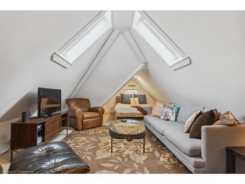 109 Ontario Avenue, Hamilton, ON - Indoor Photo Showing Living Room