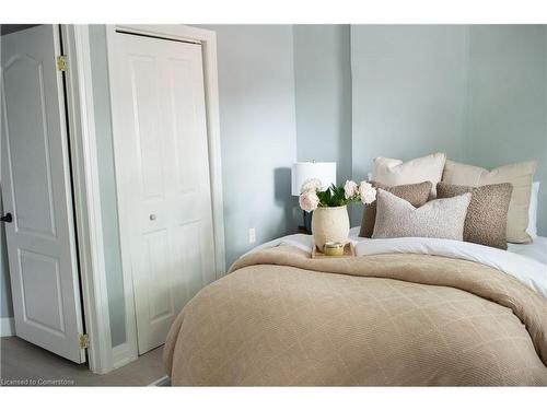 43 Fullerton Avenue, Hamilton, ON - Indoor Photo Showing Bedroom