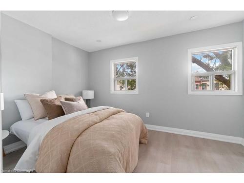 43 Fullerton Avenue, Hamilton, ON - Indoor Photo Showing Bedroom