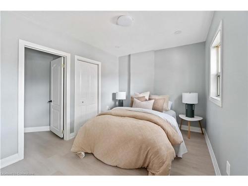 43 Fullerton Avenue, Hamilton, ON - Indoor Photo Showing Bedroom