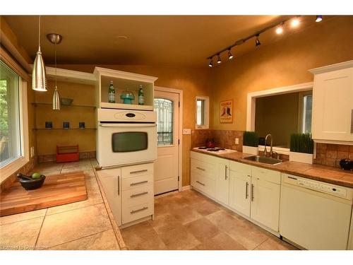 182 Old Ancaster Road, Dundas, ON - Indoor Photo Showing Kitchen