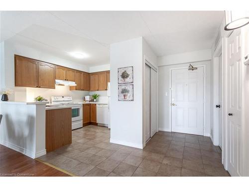 307-4450 Fairview Street, Burlington, ON - Indoor Photo Showing Kitchen