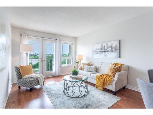 307-4450 Fairview Street, Burlington, ON - Indoor Photo Showing Living Room