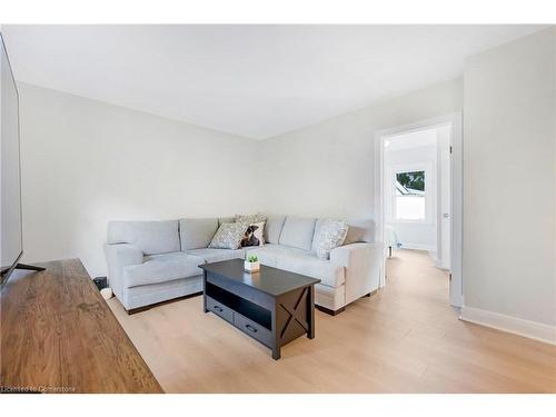 15 James Avenue, Brantford, ON - Indoor Photo Showing Living Room