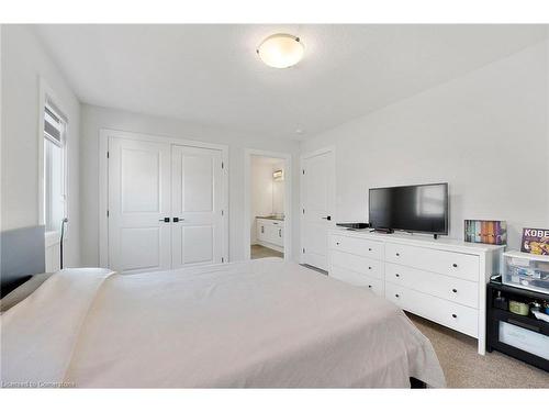 7266 Silver Creek Circle, London, ON - Indoor Photo Showing Bedroom