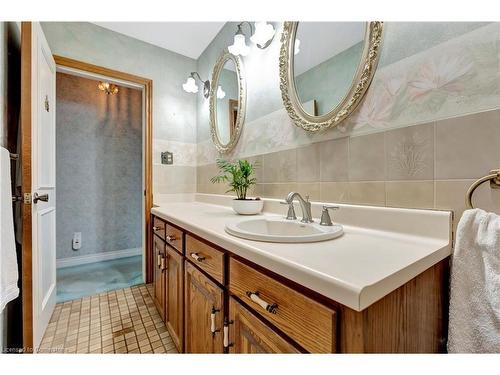 32 Old Orchard Drive, Hamilton, ON - Indoor Photo Showing Bathroom