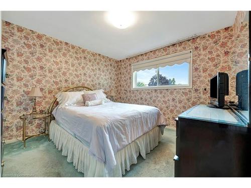 32 Old Orchard Drive, Hamilton, ON - Indoor Photo Showing Bedroom