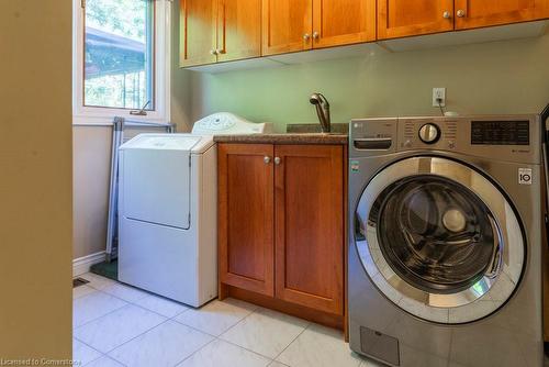 1 Kusins Court, Dundas, ON - Indoor Photo Showing Laundry Room