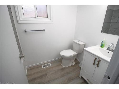 19 Delena Avenue N, Hamilton, ON - Indoor Photo Showing Bathroom