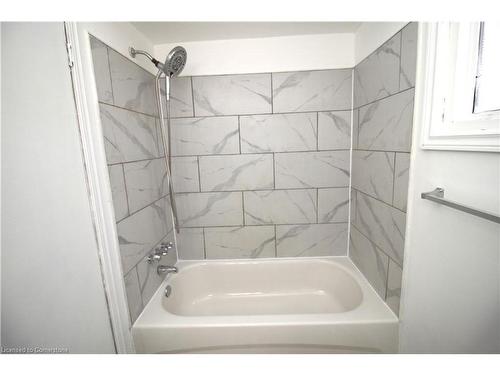 19 Delena Avenue N, Hamilton, ON - Indoor Photo Showing Bathroom