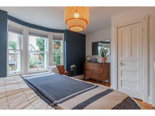 40 Gladstone Avenue, Hamilton, ON - Indoor Photo Showing Bedroom