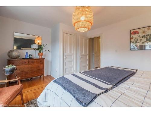 40 Gladstone Avenue, Hamilton, ON - Indoor Photo Showing Bedroom