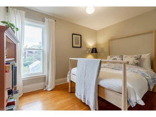 40 Gladstone Avenue, Hamilton, ON - Indoor Photo Showing Bedroom