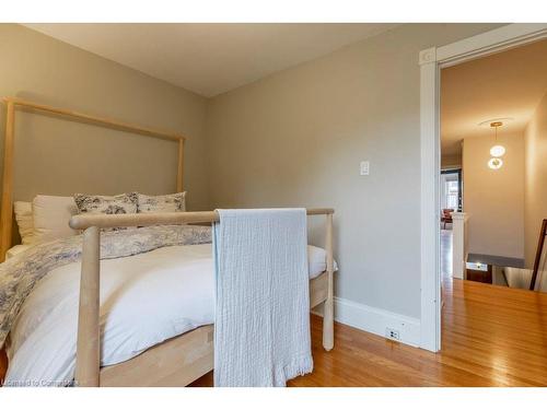 40 Gladstone Avenue, Hamilton, ON - Indoor Photo Showing Bedroom