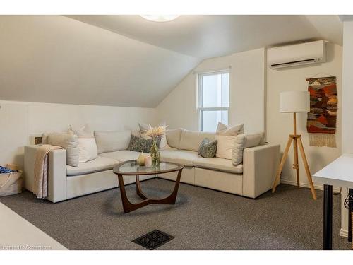 40 Gladstone Avenue, Hamilton, ON - Indoor Photo Showing Living Room