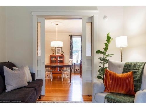 40 Gladstone Avenue, Hamilton, ON - Indoor Photo Showing Living Room