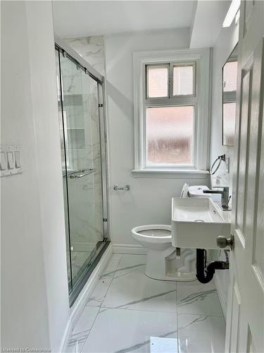 614 Fennel Avenue, Hamilton, ON - Indoor Photo Showing Bathroom