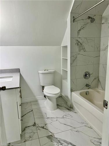 614 Fennel Avenue, Hamilton, ON - Indoor Photo Showing Bathroom