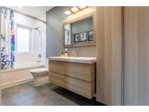 47 Mountain Avenue, Hamilton, ON - Indoor Photo Showing Bathroom