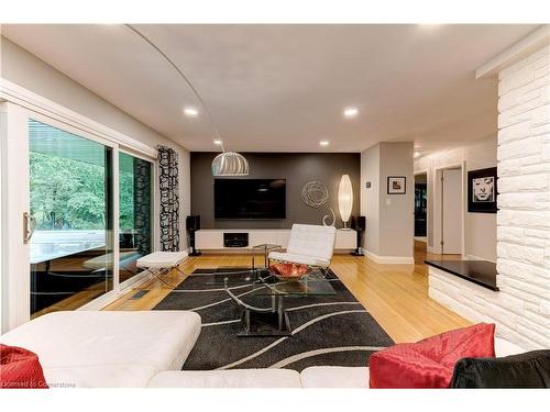 383 Oriole Court, Burlington, ON - Indoor Photo Showing Living Room