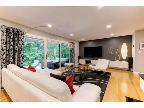 383 Oriole Court, Burlington, ON - Indoor Photo Showing Living Room