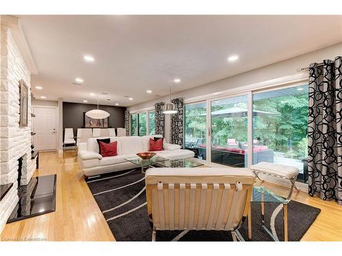 383 Oriole Court, Burlington, ON - Indoor Photo Showing Living Room