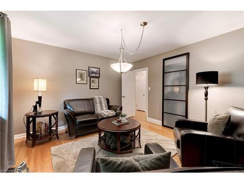 383 Oriole Court, Burlington, ON - Indoor Photo Showing Living Room