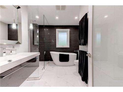 383 Oriole Court, Burlington, ON - Indoor Photo Showing Bathroom