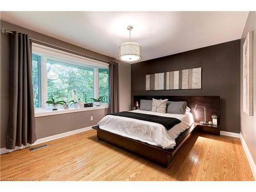 383 Oriole Court, Burlington, ON - Indoor Photo Showing Bedroom