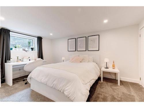 383 Oriole Court, Burlington, ON - Indoor Photo Showing Bedroom