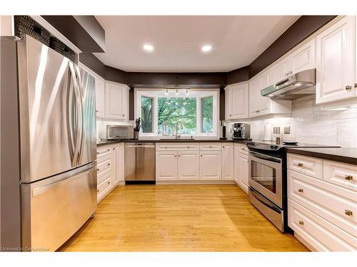 383 Oriole Court, Burlington, ON - Indoor Photo Showing Kitchen With Upgraded Kitchen