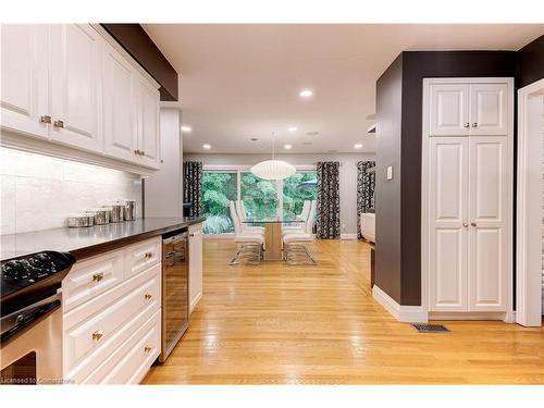 383 Oriole Court, Burlington, ON - Indoor Photo Showing Kitchen