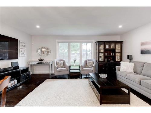 608 Lorne Street, Burlington, ON - Indoor Photo Showing Living Room