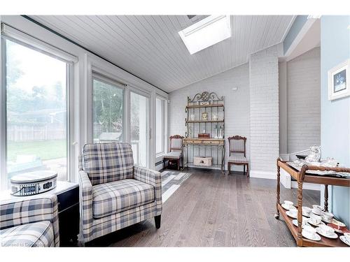 608 Lorne Street, Burlington, ON - Indoor Photo Showing Living Room