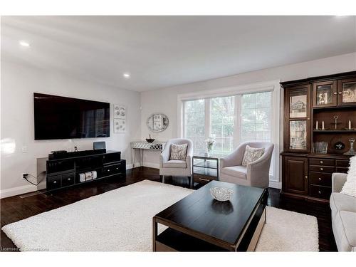 608 Lorne Street, Burlington, ON - Indoor Photo Showing Living Room