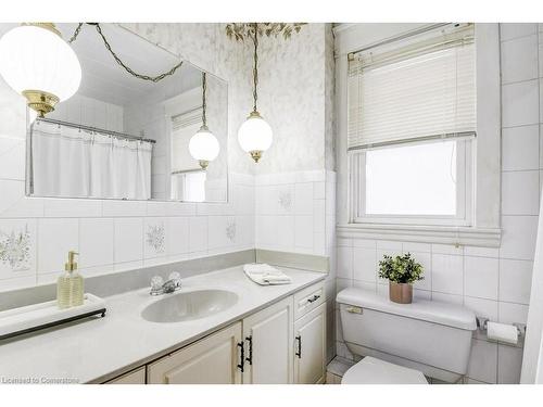 113 Kensington Avenue N, Hamilton, ON - Indoor Photo Showing Bathroom