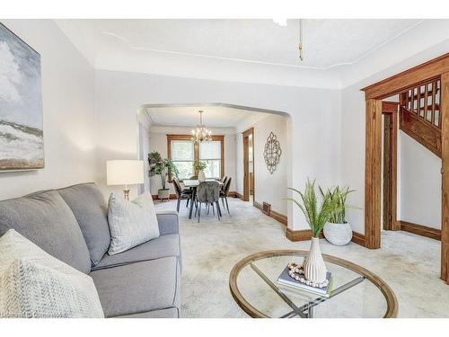 113 Kensington Avenue N, Hamilton, ON - Indoor Photo Showing Living Room