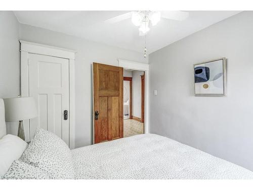 113 Kensington Avenue N, Hamilton, ON - Indoor Photo Showing Bedroom