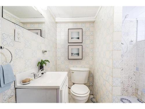 113 Kensington Avenue N, Hamilton, ON - Indoor Photo Showing Bathroom