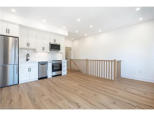 2-23 Glen Forest Drive, Hamilton, ON - Indoor Photo Showing Kitchen With Upgraded Kitchen