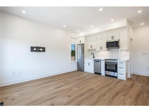 2-23 Glen Forest Drive, Hamilton, ON - Indoor Photo Showing Kitchen With Upgraded Kitchen