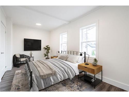 1038 Cannon Street E, Hamilton, ON - Indoor Photo Showing Bedroom